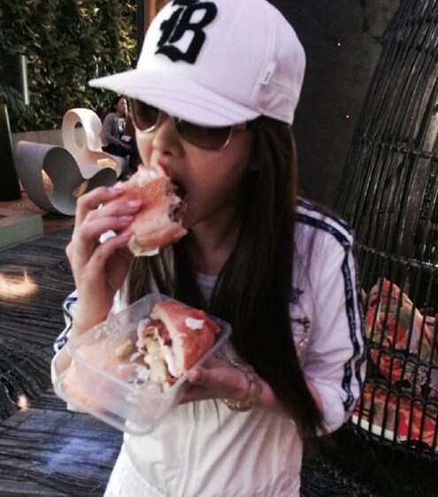 导演不易做46岁伊能静片场啃面包睡长椅