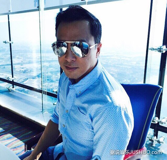 甄子丹戴黑超帅气出境疑用台词与妻表白