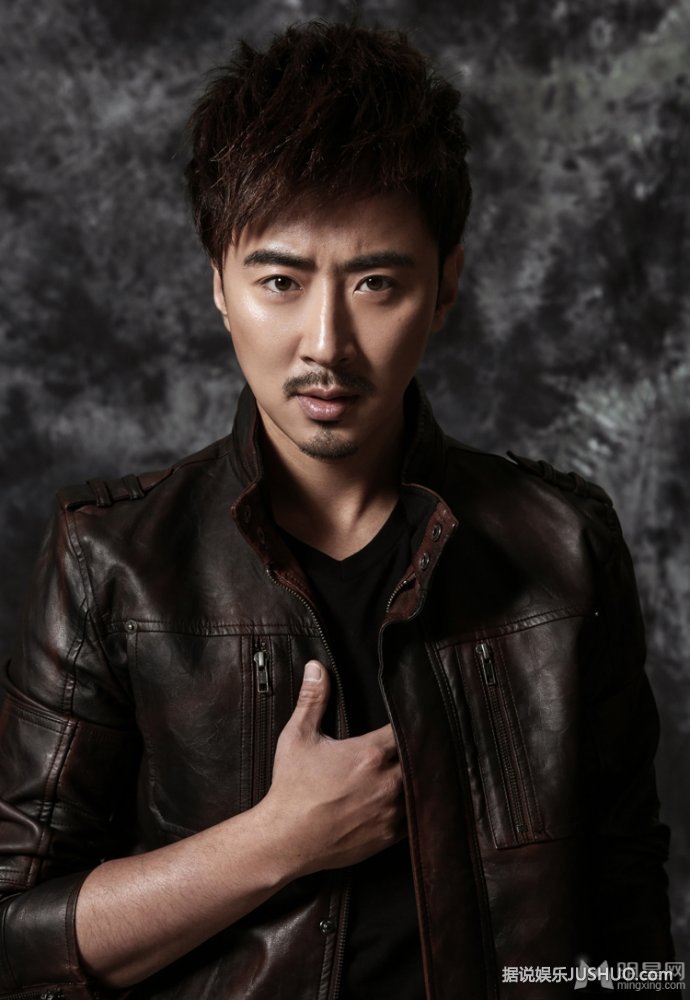 高梓淇熟男写真 唇上蓄的胡须尽显沧桑感觉