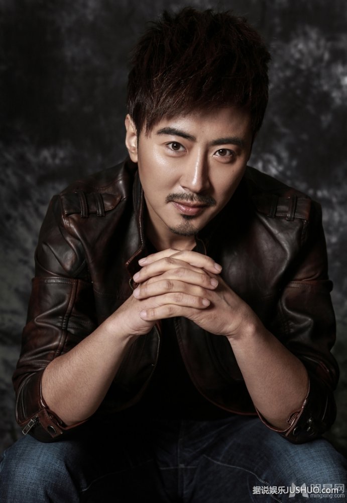 高梓淇熟男写真 唇上蓄的胡须尽显沧桑感觉