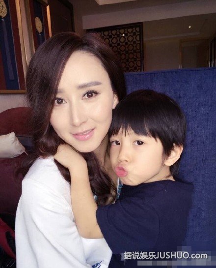 豪门阔太胡静儿子近照曝光 帅气可爱