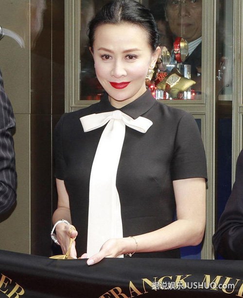 刘嘉玲裙装亮相出席活动疑似真空凸点图