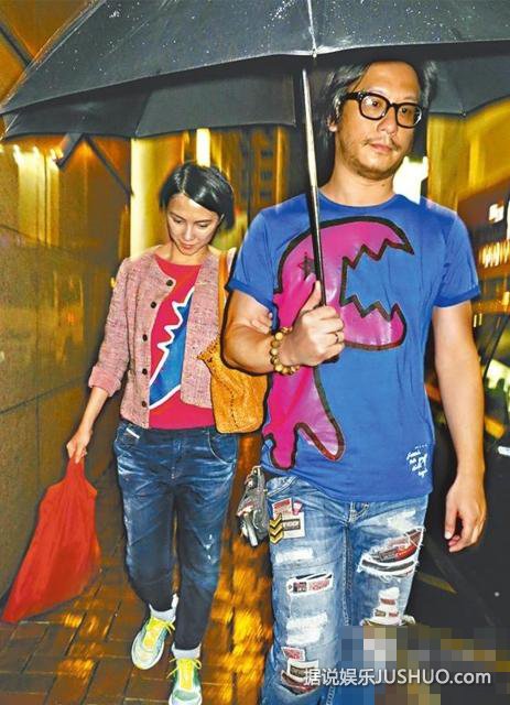 李心洁彭顺穿情侣装合体晒恩爱就餐零互动