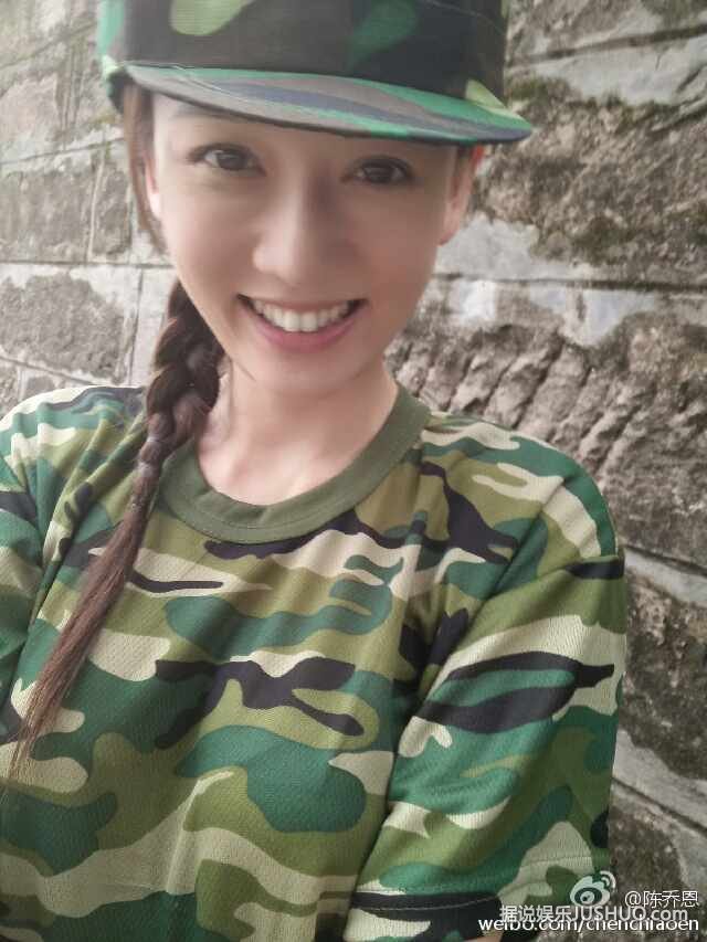 陈乔恩绑麻花辫晒"军训"自拍 网友:穿军装也美美哒