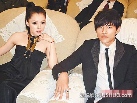 1998年参加《红白歌唱大赛》相识,交往,男方曾到台湾拜见女方家人.