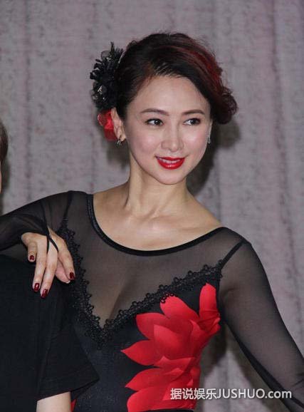 46岁翁虹冻颜美貌 低胸透视舞衣大秀m字腿