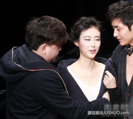 杨千嬅萧蔷柳岩 十大女星惨遭导演扒衣摸胸瞬间