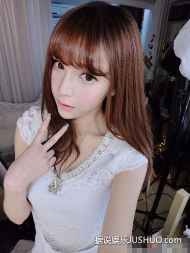 北舞校花梦妮gabby因酷似angelababy而走红,被称为"小angelababy".