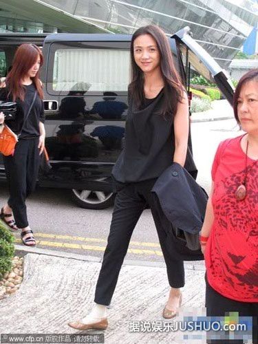 汤唯拄拐现身宣传新片否认因吴秀波拒接西雅图续集