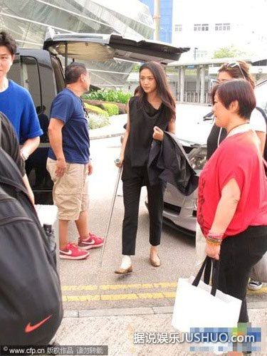 汤唯拄拐现身宣传新片否认因吴秀波拒接西雅图续集