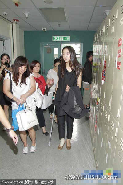 汤唯拄拐现身宣传新片否认因吴秀波拒接西雅图续集