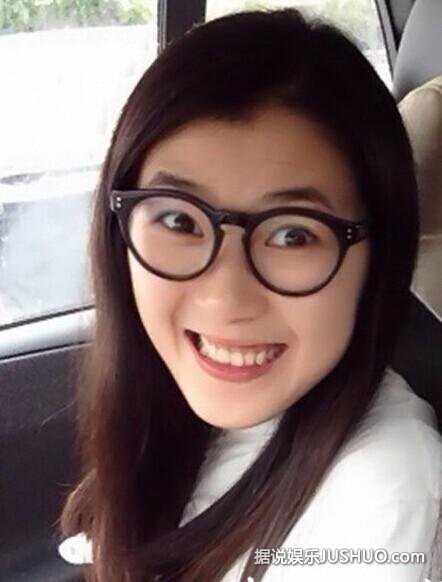 冯小刚24岁大女儿近照曝光 清秀淡妆被赞:比老爸好看