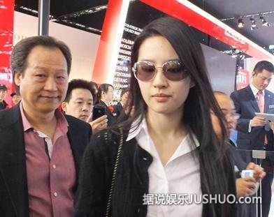 刘亦菲被拍与干爹亲密搂腰 陈金飞密会平安