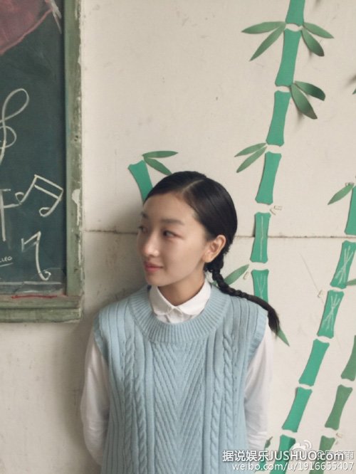 萌死啦!周冬雨曝校园写真 双马尾撅嘴清纯可人