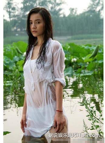 湿身诱惑!《一年级》小花老师宋佳昔日大尺度写真曝光