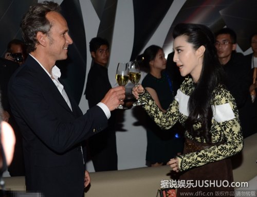 范冰冰派对狂饮香槟 与洋男热聊变交际花