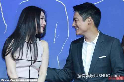 秦岚与高圣远热聊 落座不慎走光