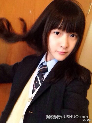 如今逐渐长大的徐娇再也不是那个短发假小子的模样,俨然一个漂亮甜美