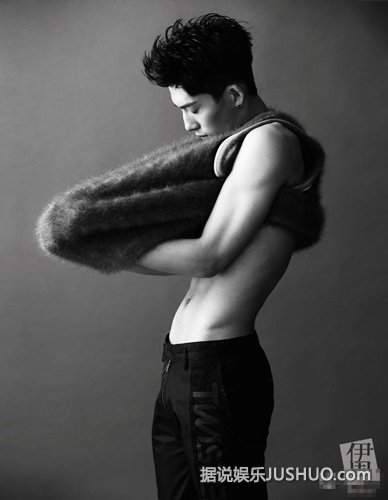 井柏然杂志大片曝光裸上身秀完美人鱼线