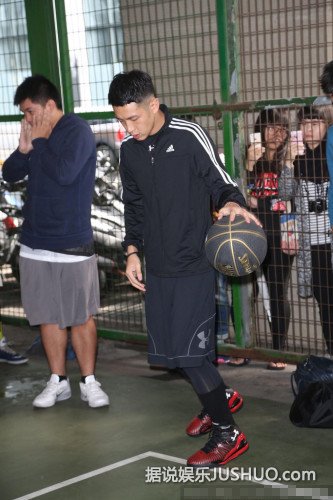 柯震东近来摆脱吸毒案的纠缠,与同公司的布鲁斯,林敬伦一同参加某篮球