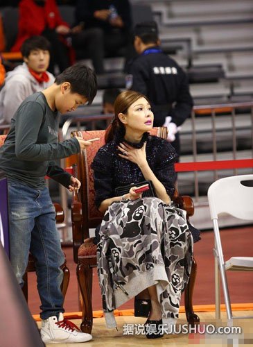 日前,cba联赛第20轮广东主场迎战北京,广东队老板陈海涛的妻子吴迪