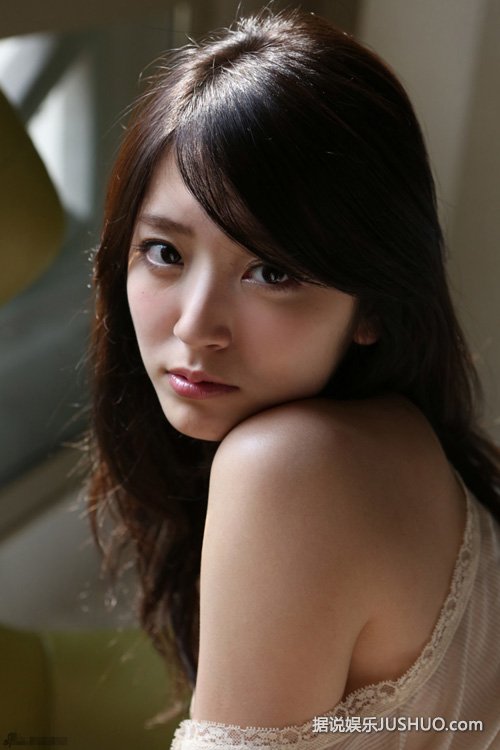 日本萌妹铃木爱理慵懒卧床肤若凝脂露背撩人