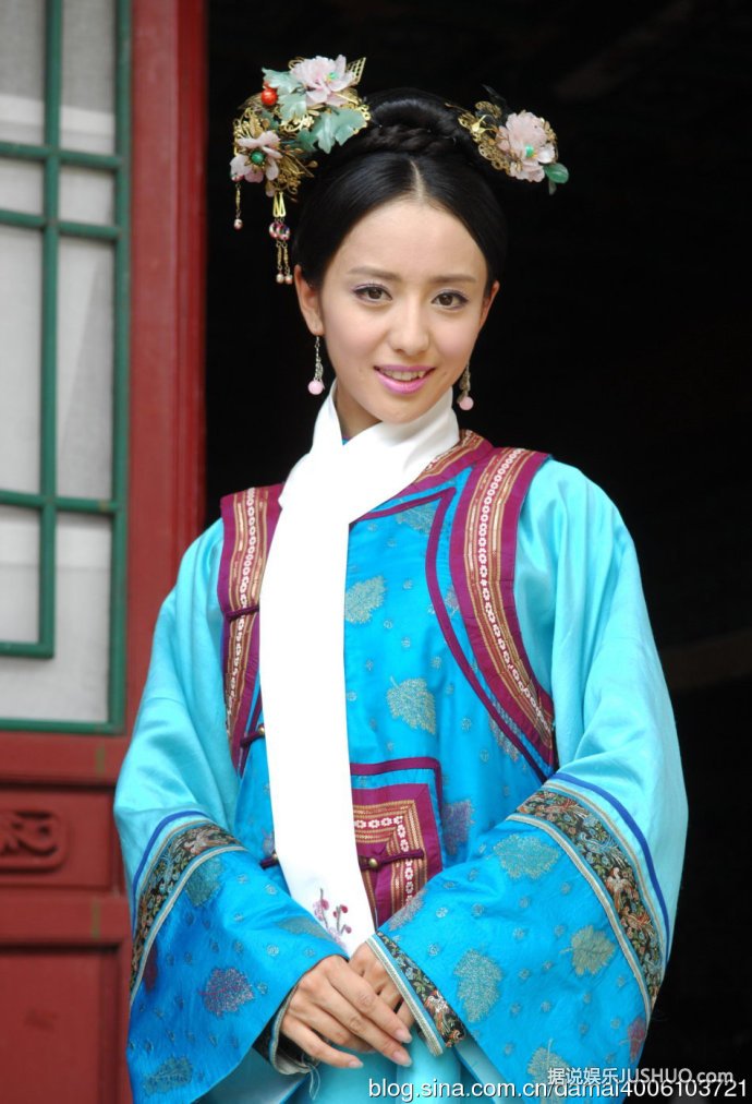 是个坚强,善良的女人,她不断的为百姓谋福祉,是不可多得的善良美人