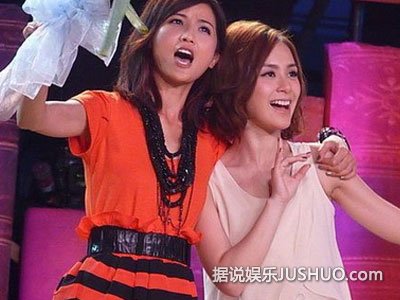 twins合体出席公司盛典 阿娇阿Sa秀姐妹情