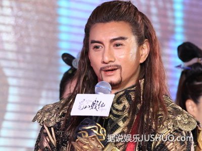 吴奇隆戴美瞳走秀 将要转幕后打造产业链