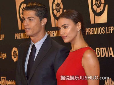 伊莲娜走出情伤 街头拥吻新男友