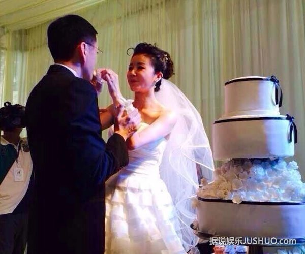 而在通过一番打探后,记者也获悉,孙菲菲此次属二婚,新任老公为联想