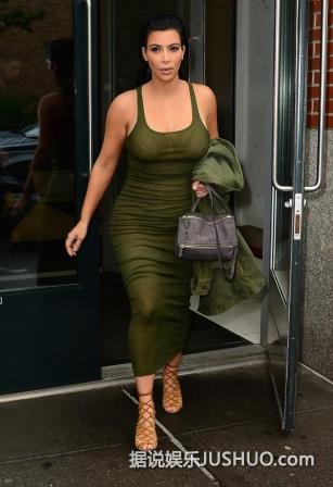 金·卡戴珊低调宣布怀双胞胎 不想抢继父变性风头