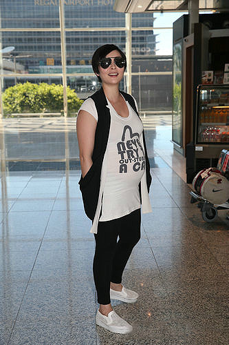 汤盈盈挺孕肚接老公 钱嘉乐拉行李现身