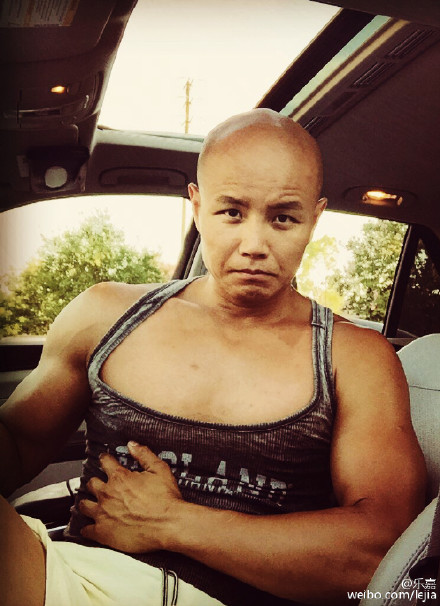 乐嘉微博晒自拍照大秀肌肉遭网友调侃:金刚芭比既视感