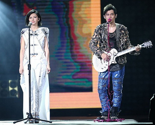 周杰伦邓丽君隔空对唱 艺术与科技完美结合 虚拟影像技术前景无限