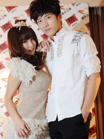 井柏然郭书瑶合唱 被粉丝攻击稍尴尬