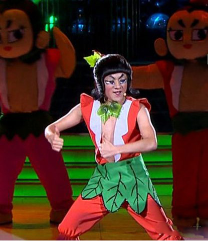 再让化妆师将头发一根根画上去,来塑造葫芦娃圆头