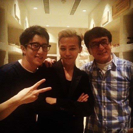 权志龙受邀出席成龙演唱会 成龙权志龙演唱会后开心合影