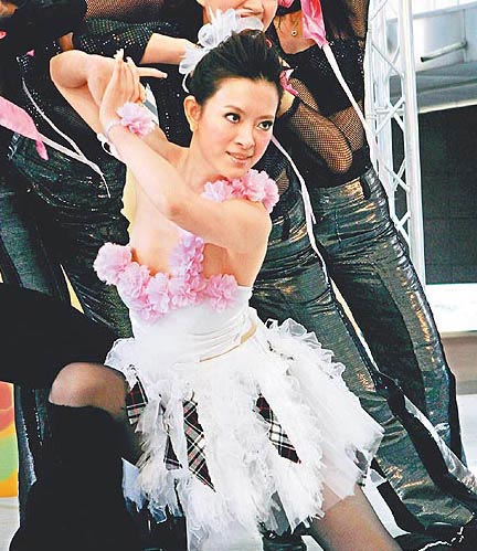 坦言害怕嫁不出去已2次在公开场合跳舞露点,乳晕的刘真,日前录《无间