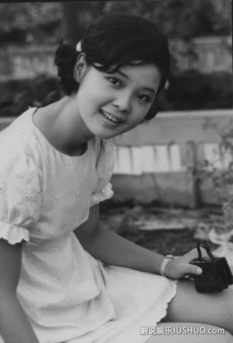 邓丽君成龙的女儿是谁 邓丽君罕见少女照曝光 死前给成龙打电话成谜