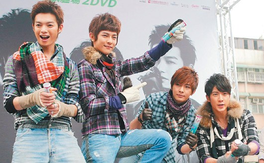 飞轮海跨年演出被轰假唱喊冤称伴奏声太大