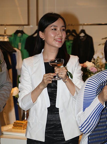 名嘴佘雅静上海出席活动 产后恢复迅速身材好