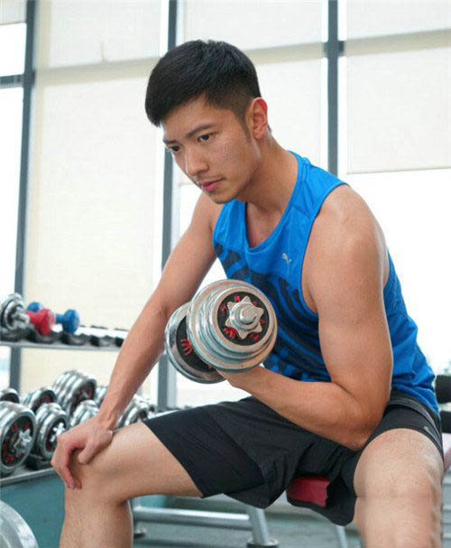 前港男冠军高钧贤肌肉照疯传 被曝生活落魄当洗车小弟