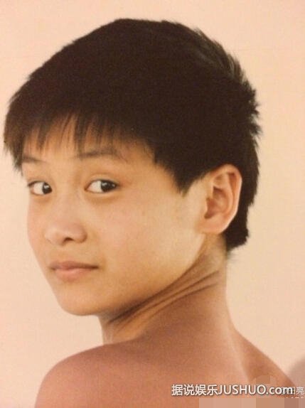 一家三口全长一个样从照片中可以看出,田亮和年轻时的爸爸非常像,真是