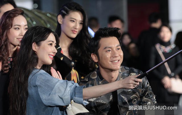 李晨出席活动玩快闪 与郭碧婷甜蜜开心玩自拍