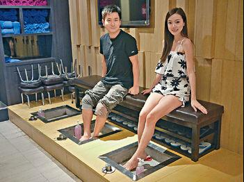 与老公范振锋速游泰国 李思欣首拜四面佛求顺利