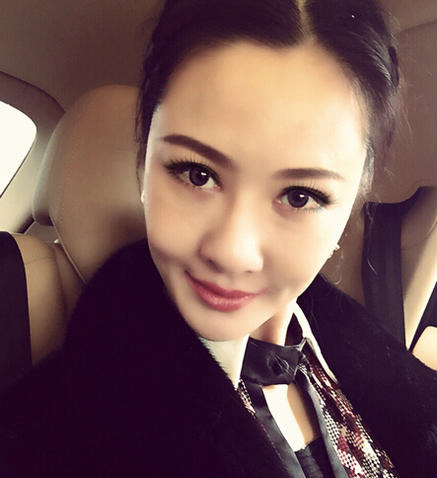 网曝河南名嘴郭晨冬娇妻私照 长相美艳身材辣