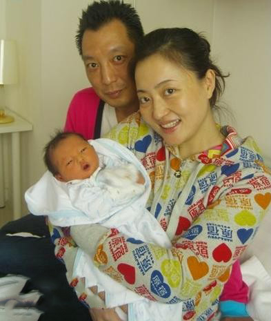 演员原华5日喜得贵子 一家三口幸福合影