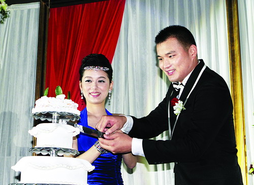 邱盛炯和郭佳妮相识于一次飞行旅途中,一个坐飞机去客场打比赛,一个在