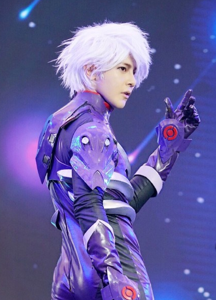 打破次元壁汪东城戴假发玩cos身穿盔甲耍帅